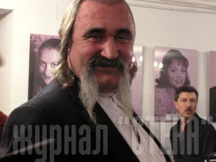 за декілька хвилин до концерту масок шоу. Гості)))