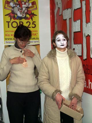 літературні читання у супроводі мімів)