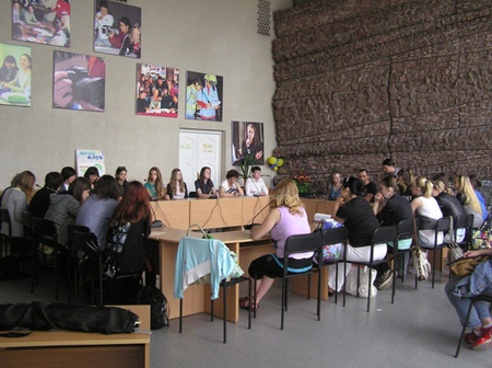 Прес-весна на Дніпровських схилах. Майстер-класи для юних журналістів від акул пера))))